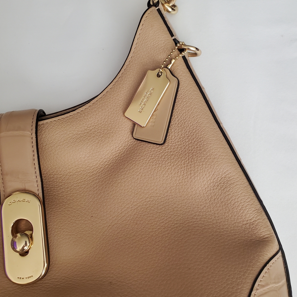 Elegant Coach Hobo Peach Leather Shoulder Bag. - Picture 3 of 8